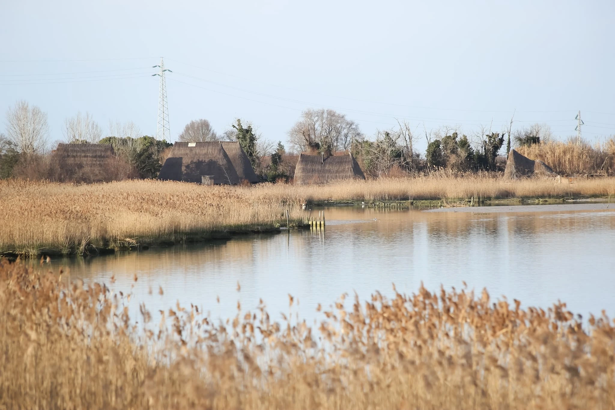 Traditionelle Casoni aus Holz und Schilf in der Bibione Lagune