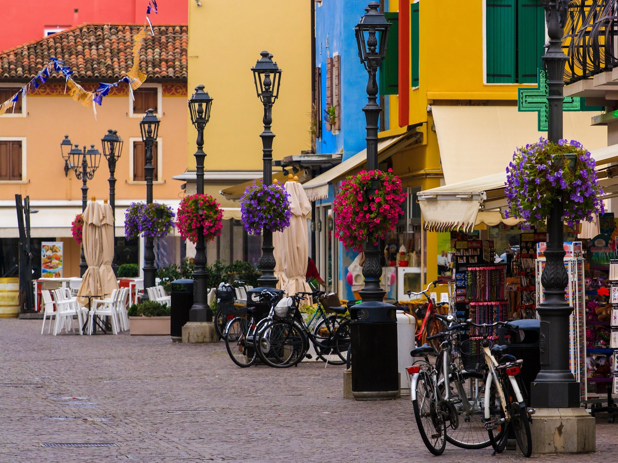 Altstadt von Caorle – bunte venezianische Häuser und Piazza Vescovado