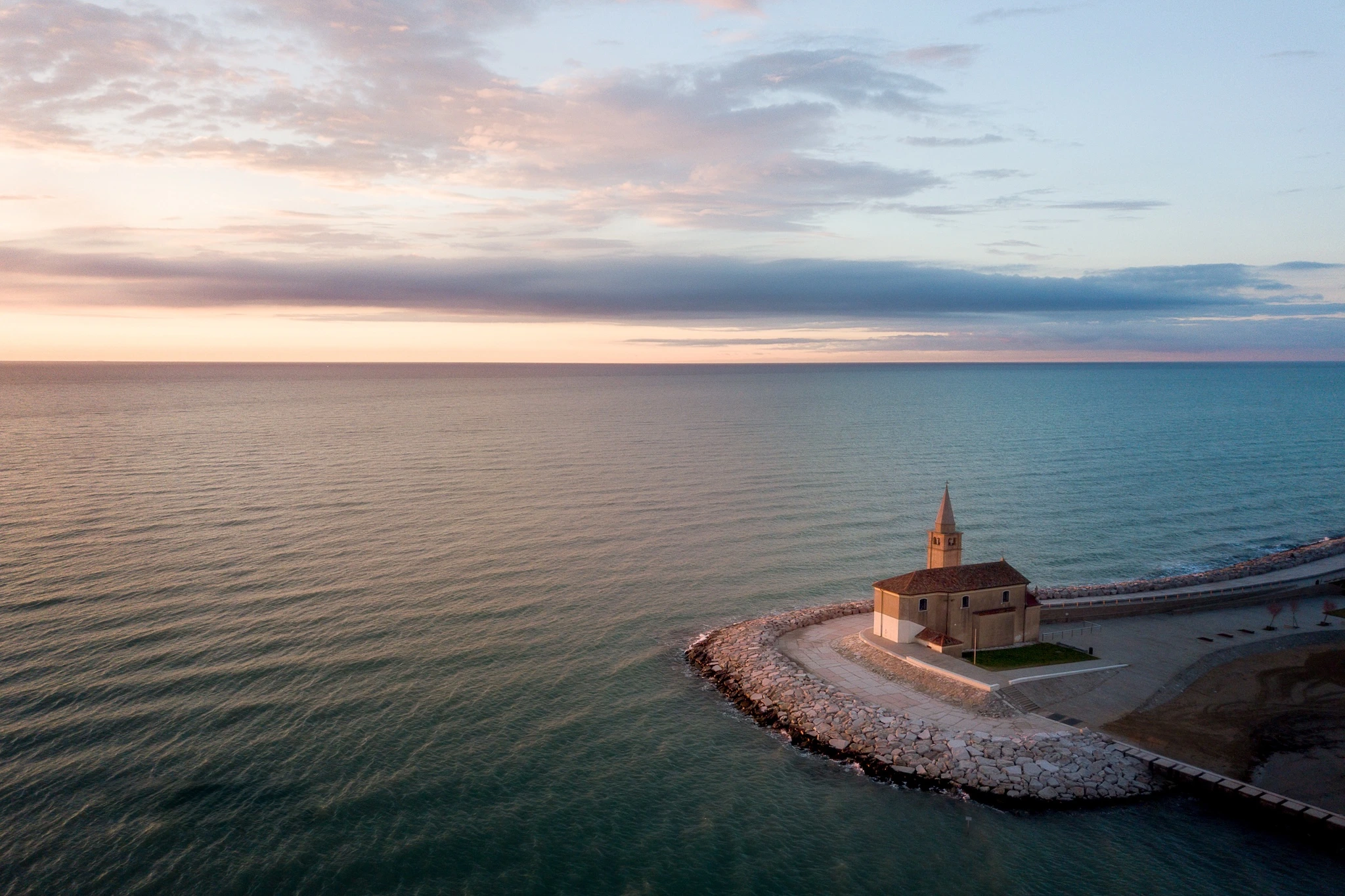 Santuario Madonna dell'Angelo Caorle – Kirche am Meer von Caorle mit Adriablick