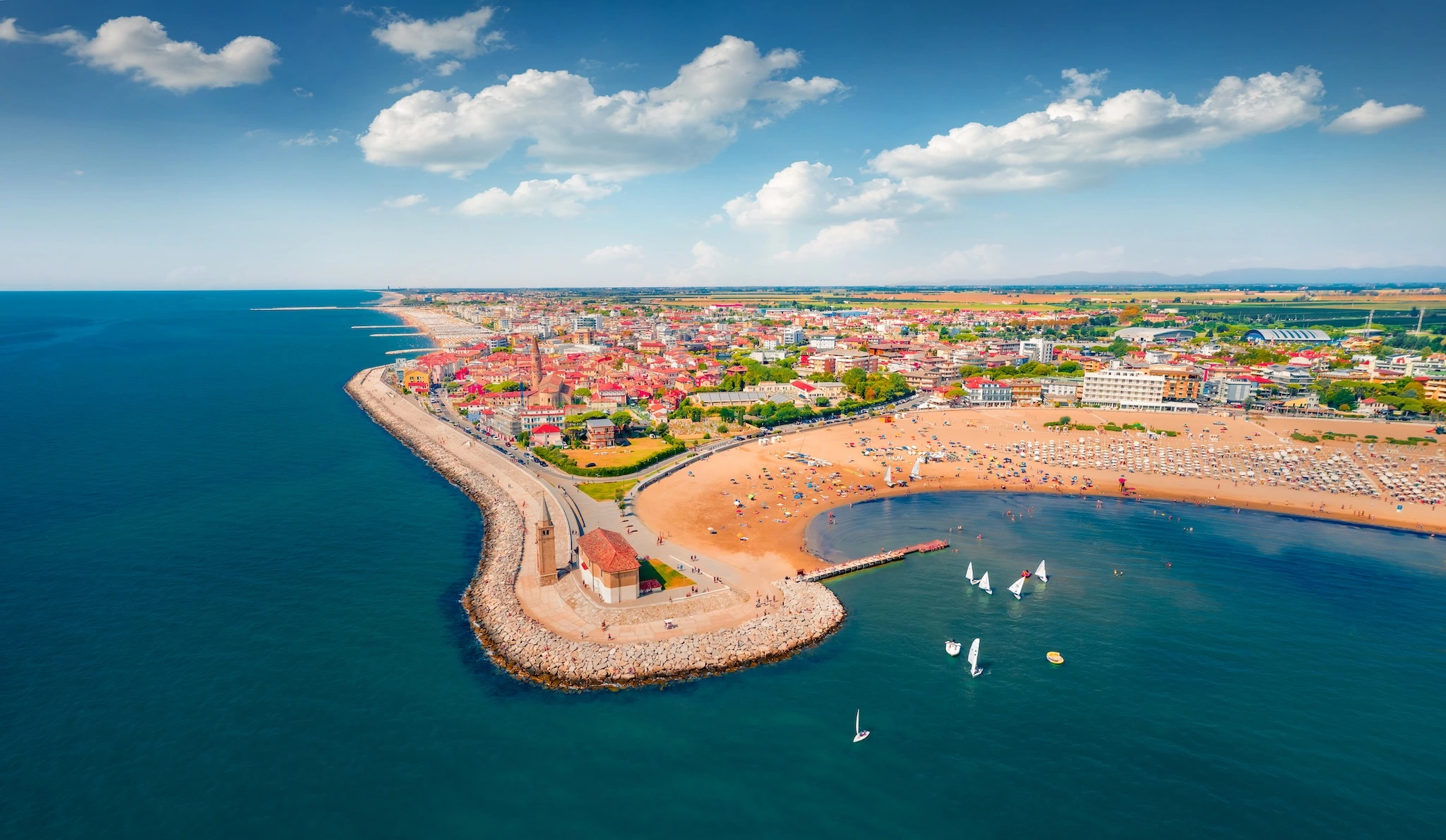 Eingang des Santuario Madonna dell'Angelo Caorle – Strandpromenade Lido di Levante