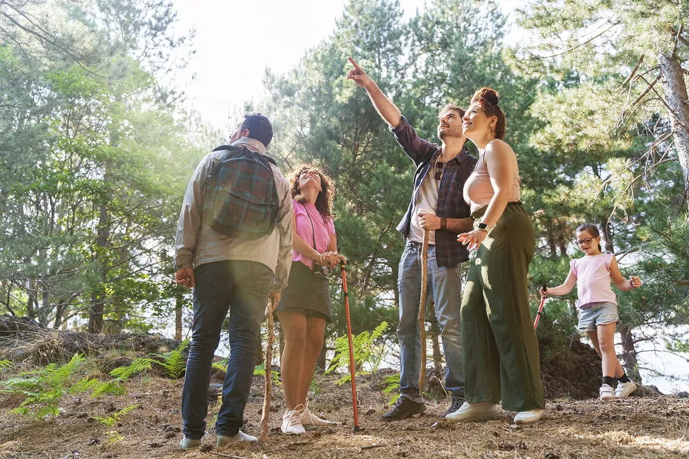 Familie mit Kindern beim Spaziergang im Pinienwald von Eraclea Mare