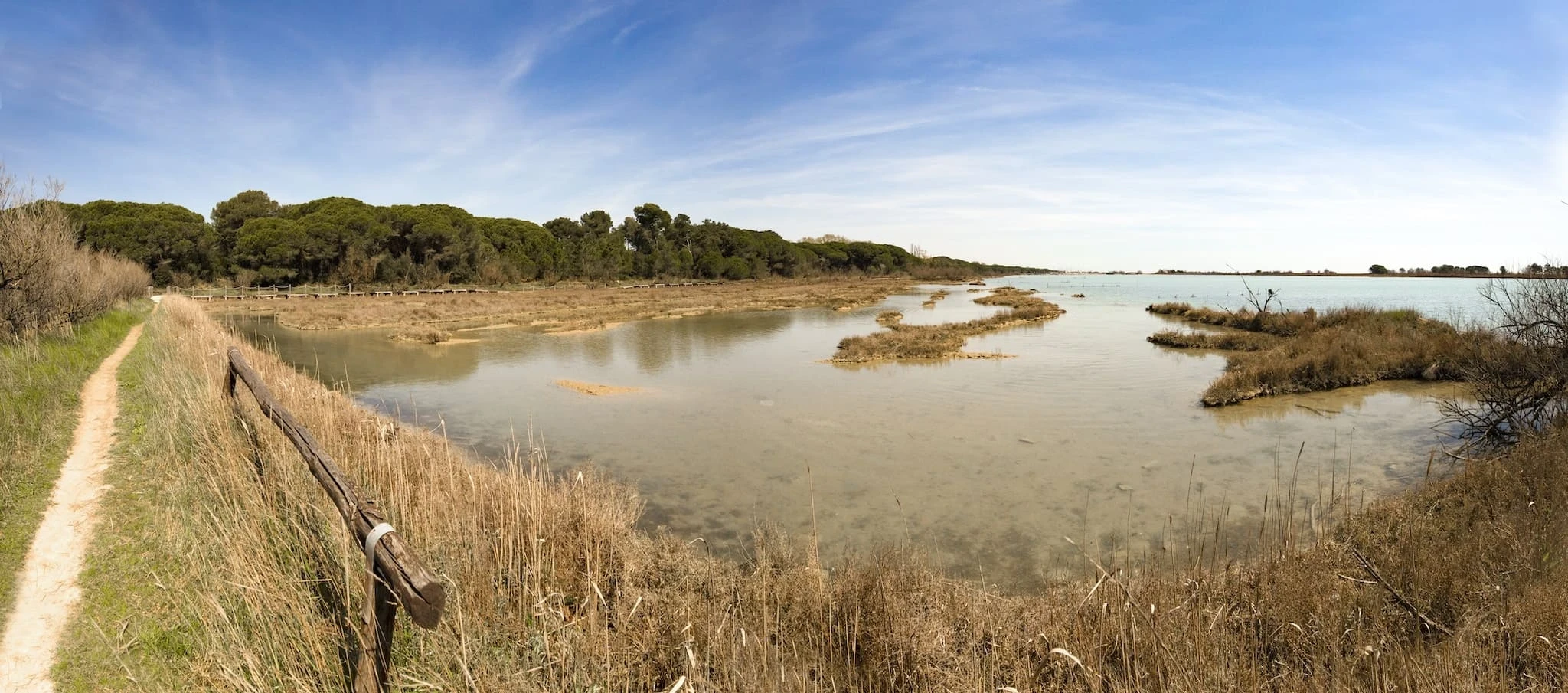 Laguna del Mort bei Eraclea Mare aus der Vogelperspektive – ruhiges Wasser, Schilf und Sandstrände