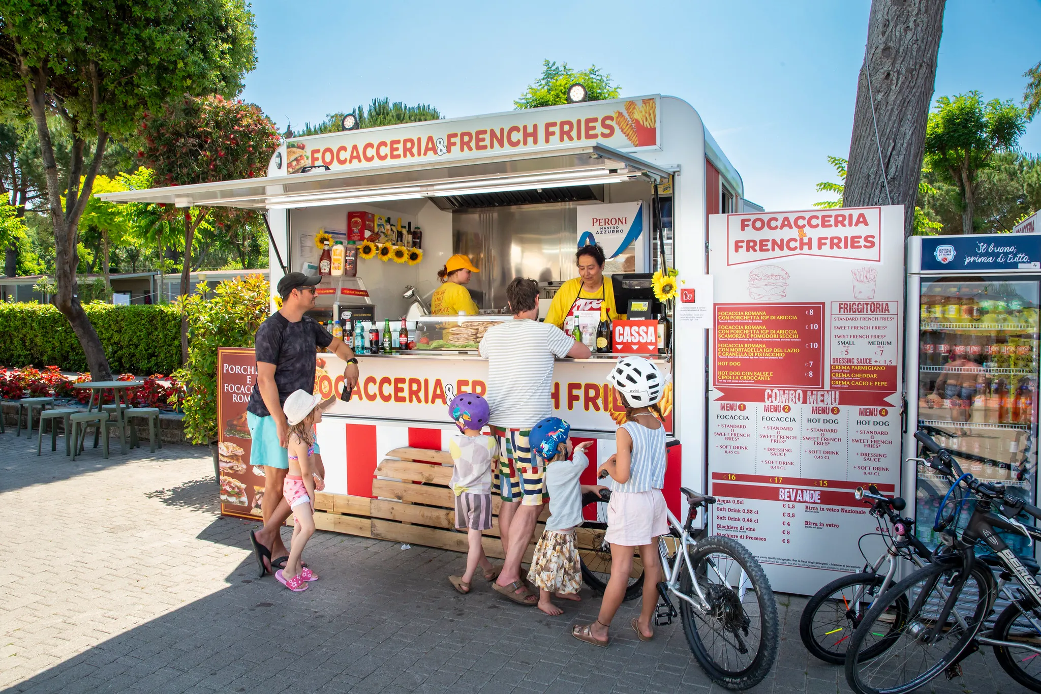 Food Court mit Restaurants und Bars im Camping Village