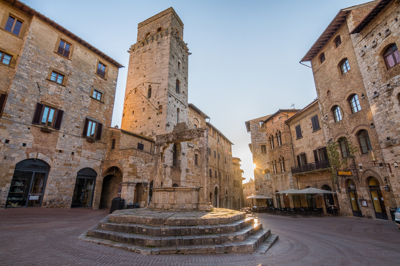 Piazza della Cisterna a San Gimignano con il pozzo storico
