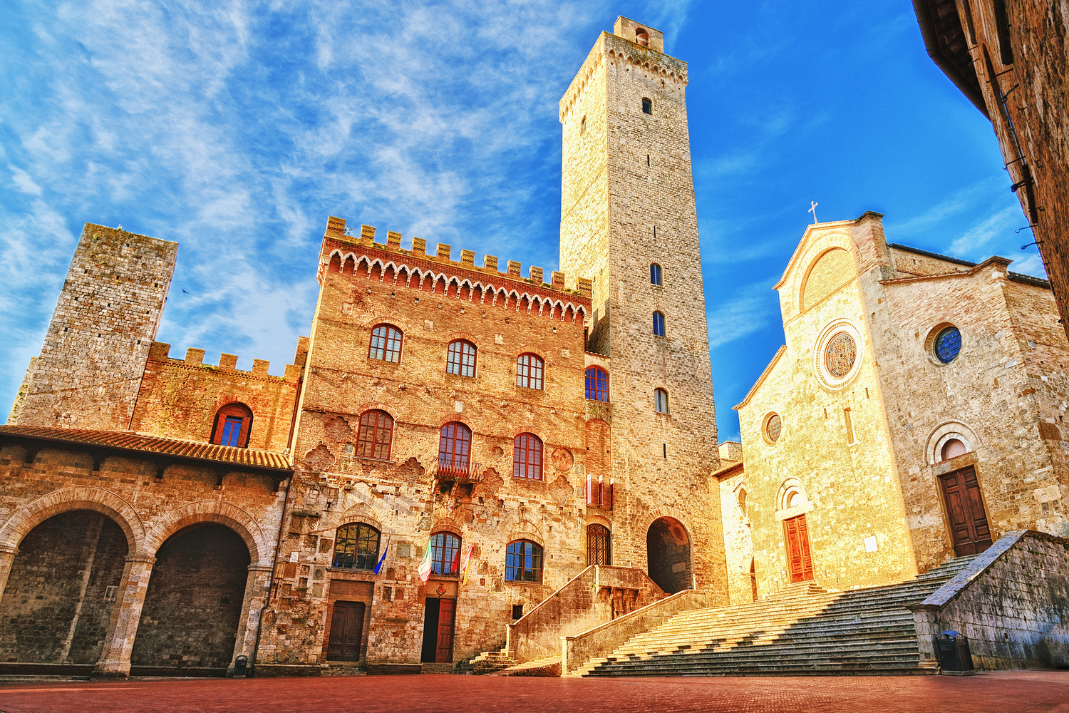 Duomo di San Gimignano con la facciata romanica in Piazza del Duomo