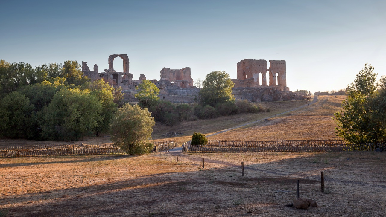 Ingang Villa dei Quintili met bezoekersinfo en openingstijden
