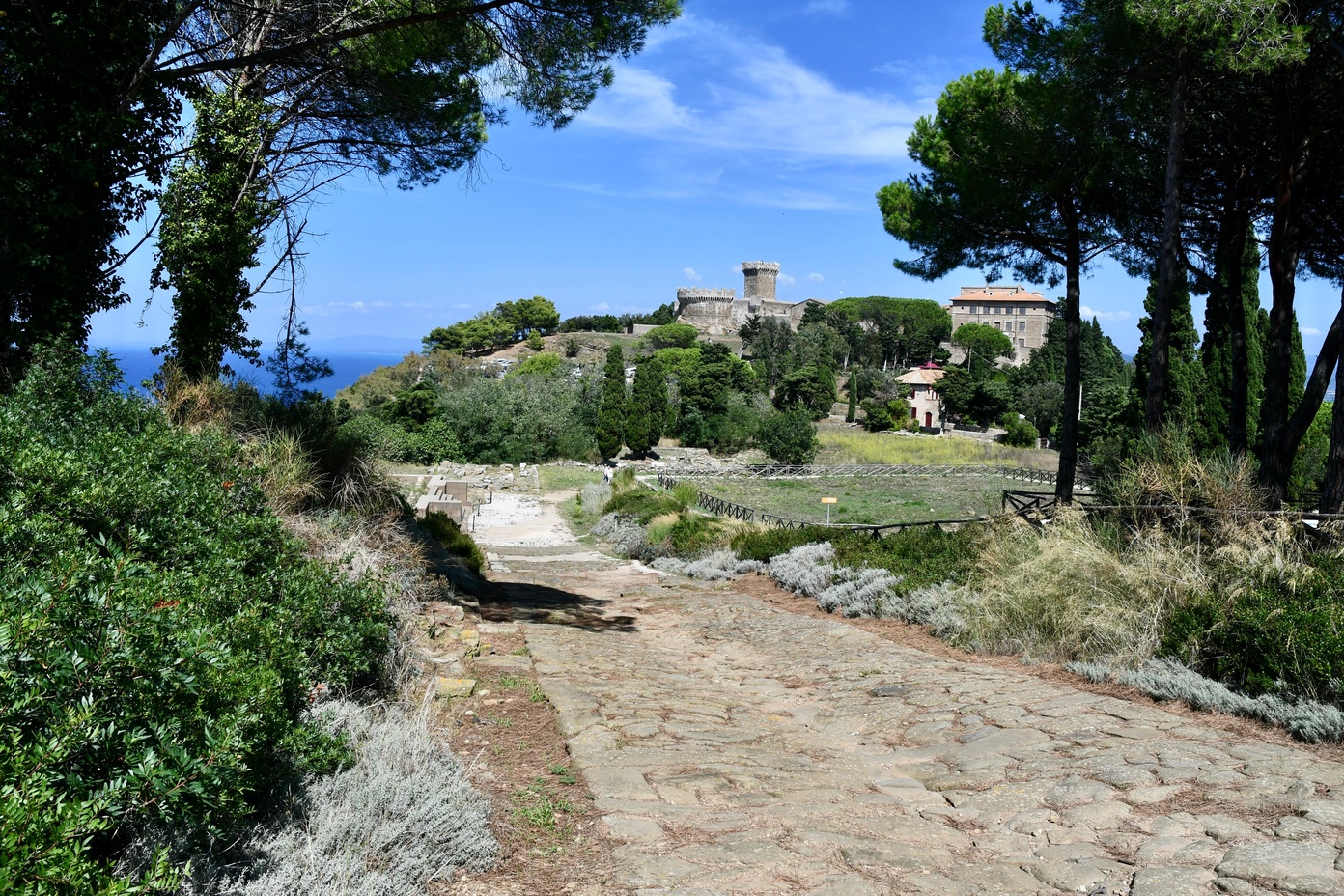 Ein Panoramapfad entlang der Küste mit Blick auf das Meer