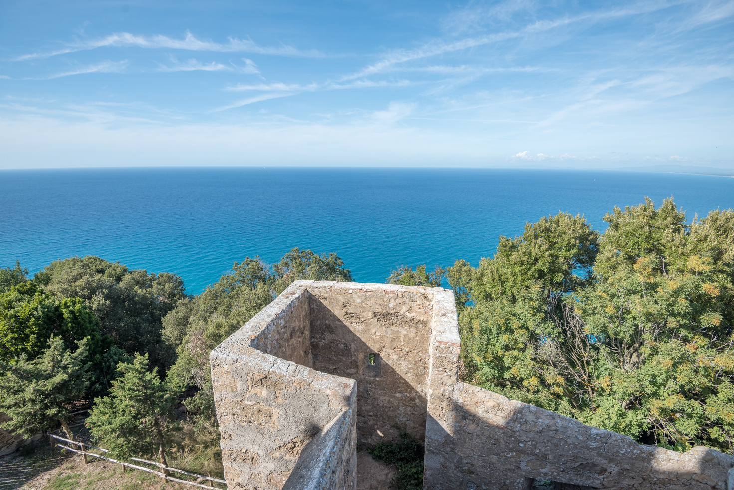 Wanderweg durch mediterrane Vegetation mit etruskischen Ruinen