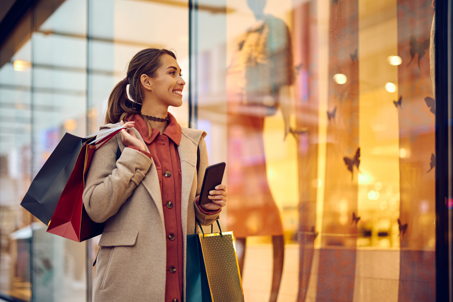 Menschen beim Shopping in Livorno