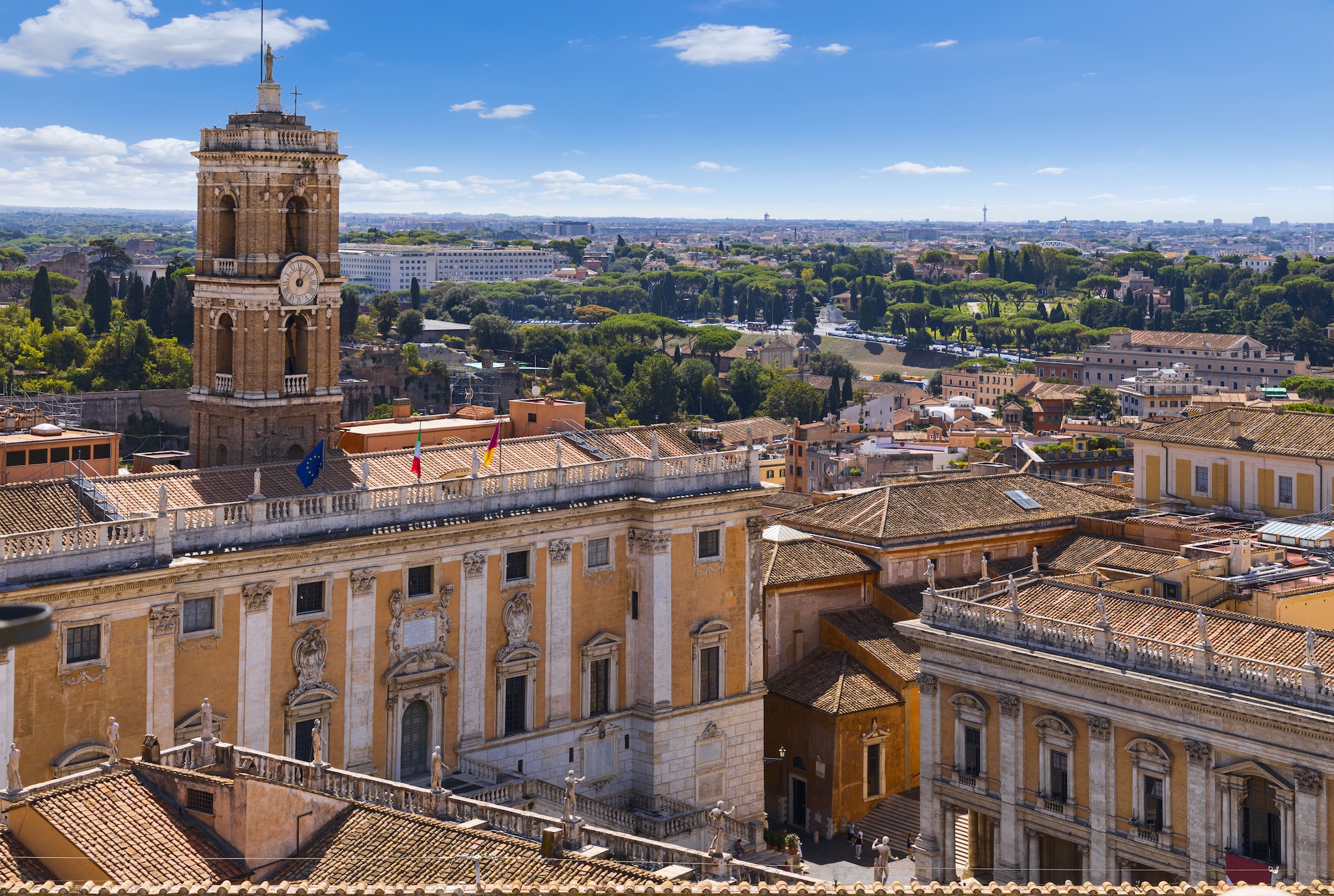 Panoramablick auf Piazza del Campidoglio mit michelangelesker Architektur