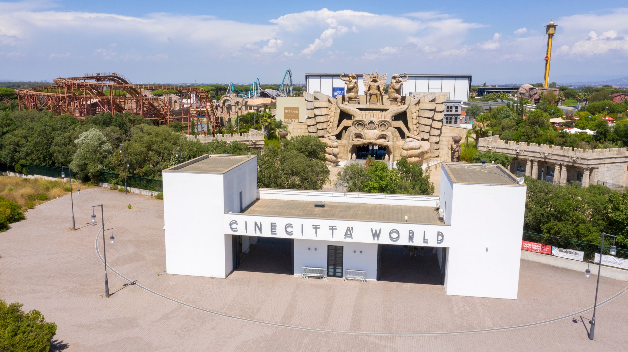 Parc d'attractions Cinecittà World près de Rome avec manèges et décors