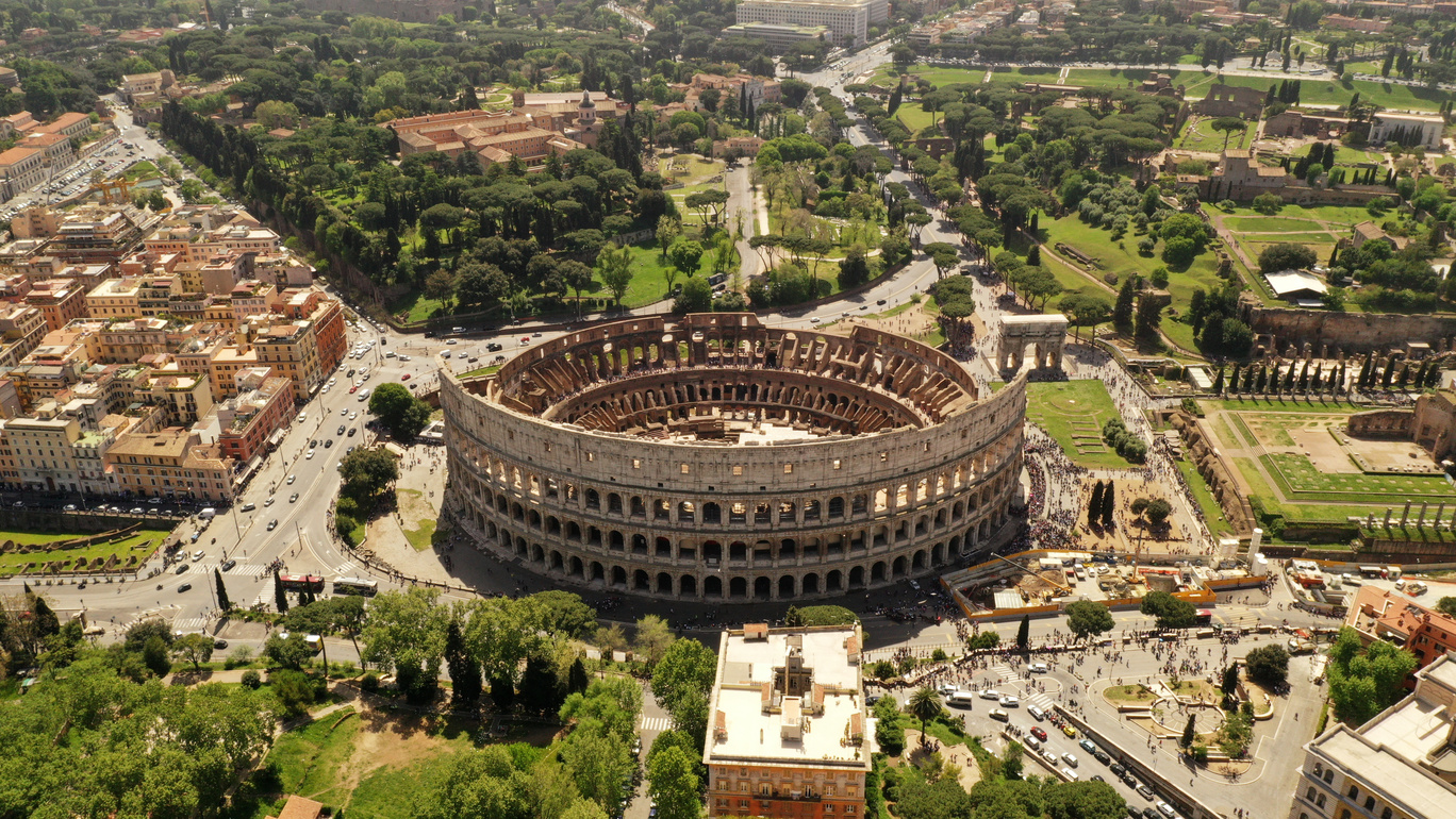 Vista aerea del Colosseo romano che mostra la struttura ellittica