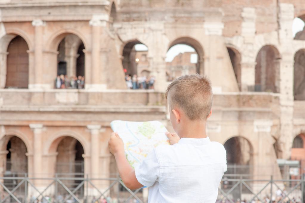 Bambini durante una visita al Colosseo