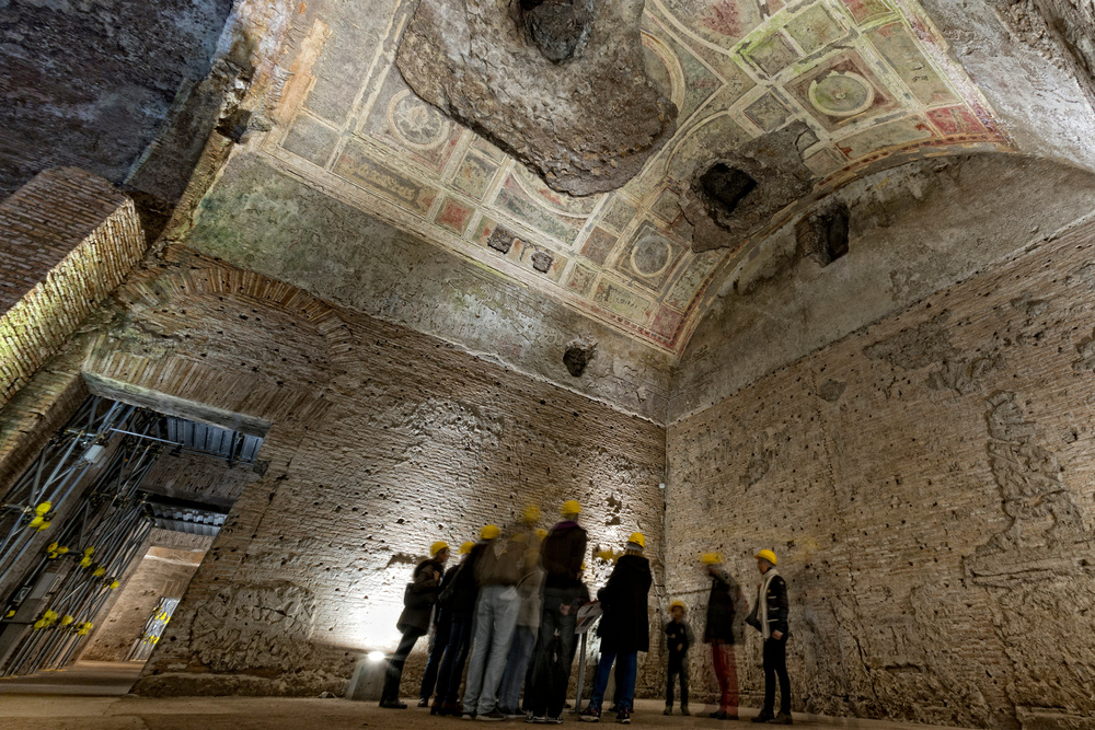 Touristen mit Schutzhelmen Domus Aurea Rom