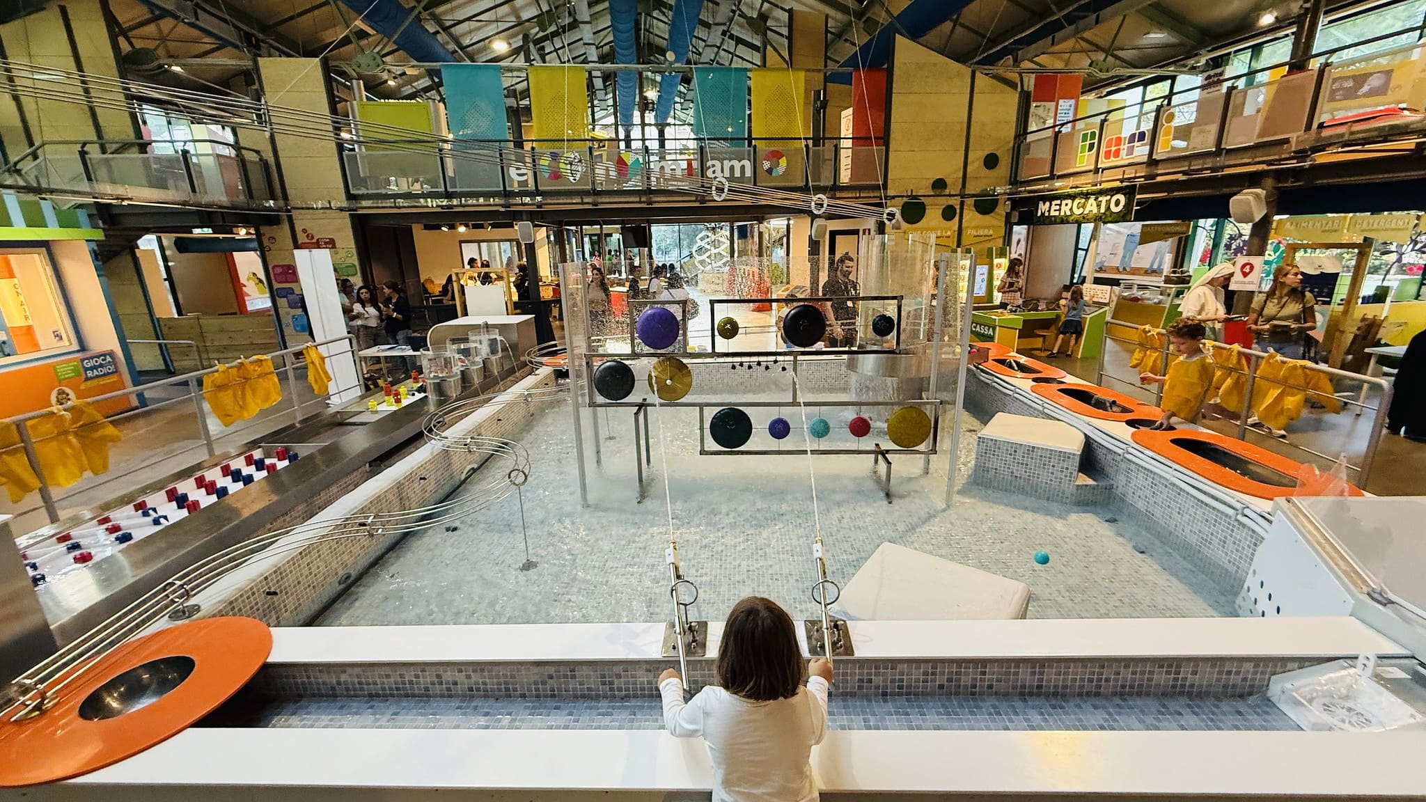 Musée Explora Rome avec enfants dans les espaces de découverte interactifs