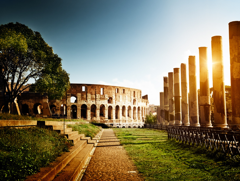 Colosseo visto dall'area dei Fori Imperiali