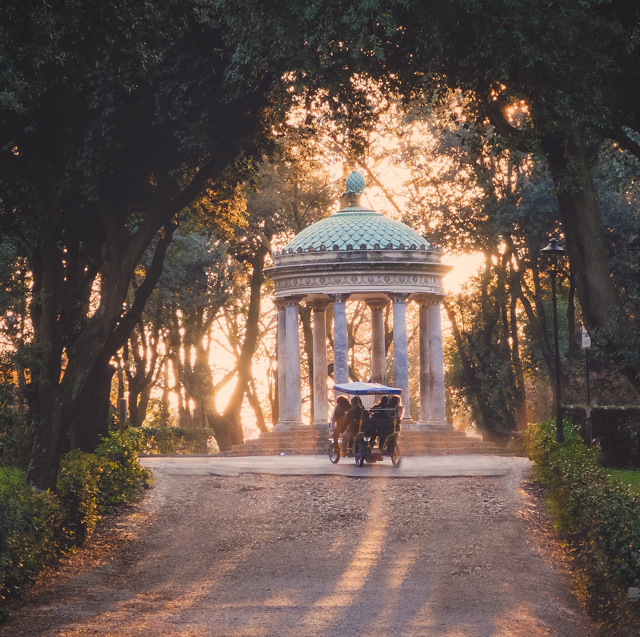 Villa Borghese Rome avec famille en  vélos dans le parc