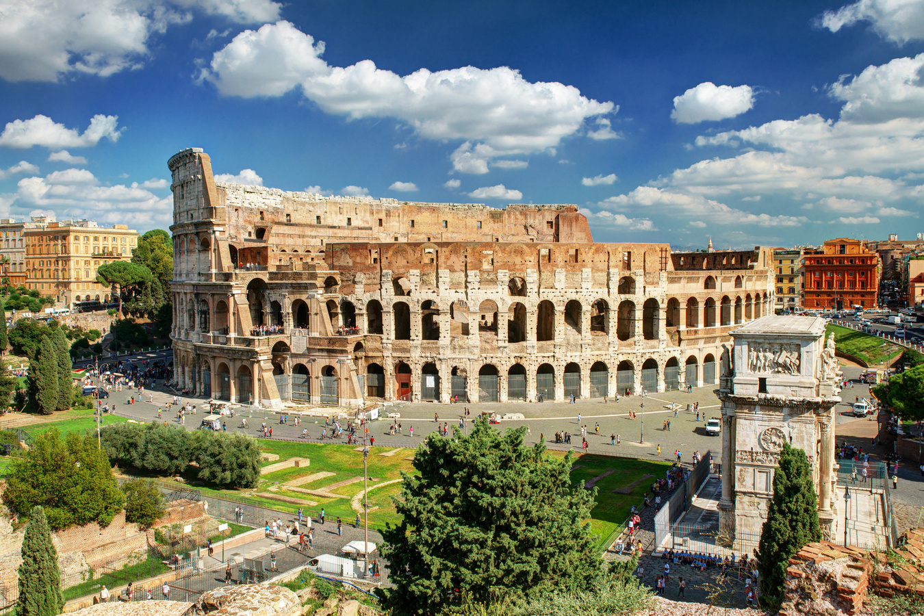Panorama de Rome avec monuments historiques visibles depuis une terrasse