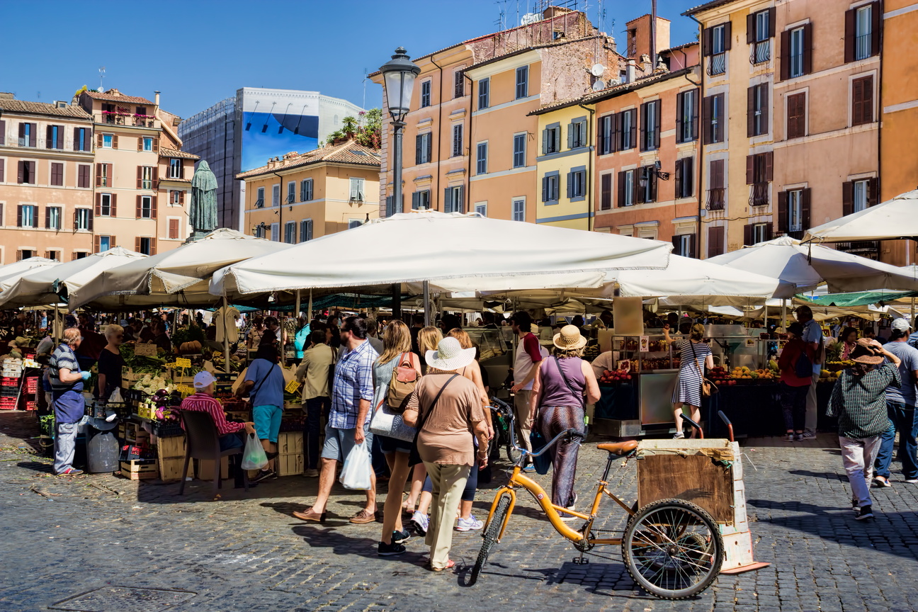 Marché traditionnel romain à Campo de' Fiori avec produits frais