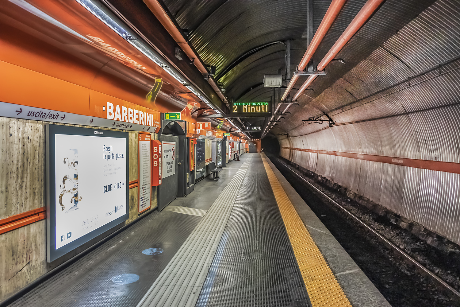 Métro de Rome avec signalisation et quai de station