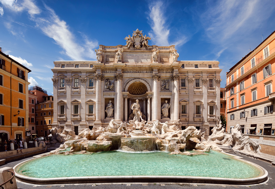 Fontaine de Trevi à Rome avec détails des sculptures et bassin