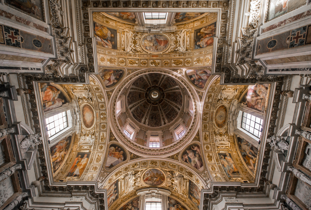 Cappella Sistina che guardano gli affreschi di Michelangelo