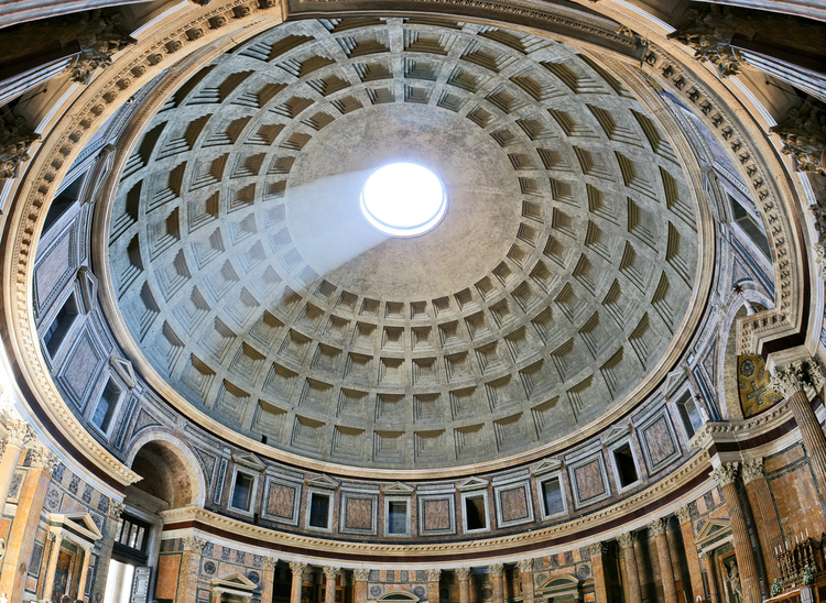 Intérieur du Panthéon à Rome avec oculus et lumière naturelle