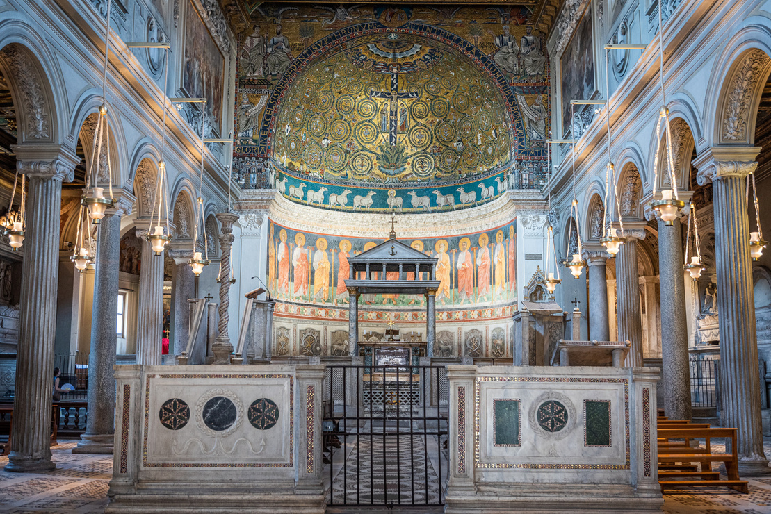 L'interno del mitreo con l'altare dedicato a Mitra