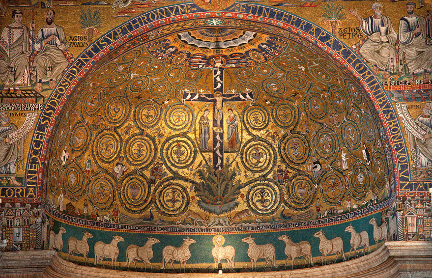 Il magnifico mosaico absidale della basilica superiore con Cristo crocifisso e i simboli cristiani