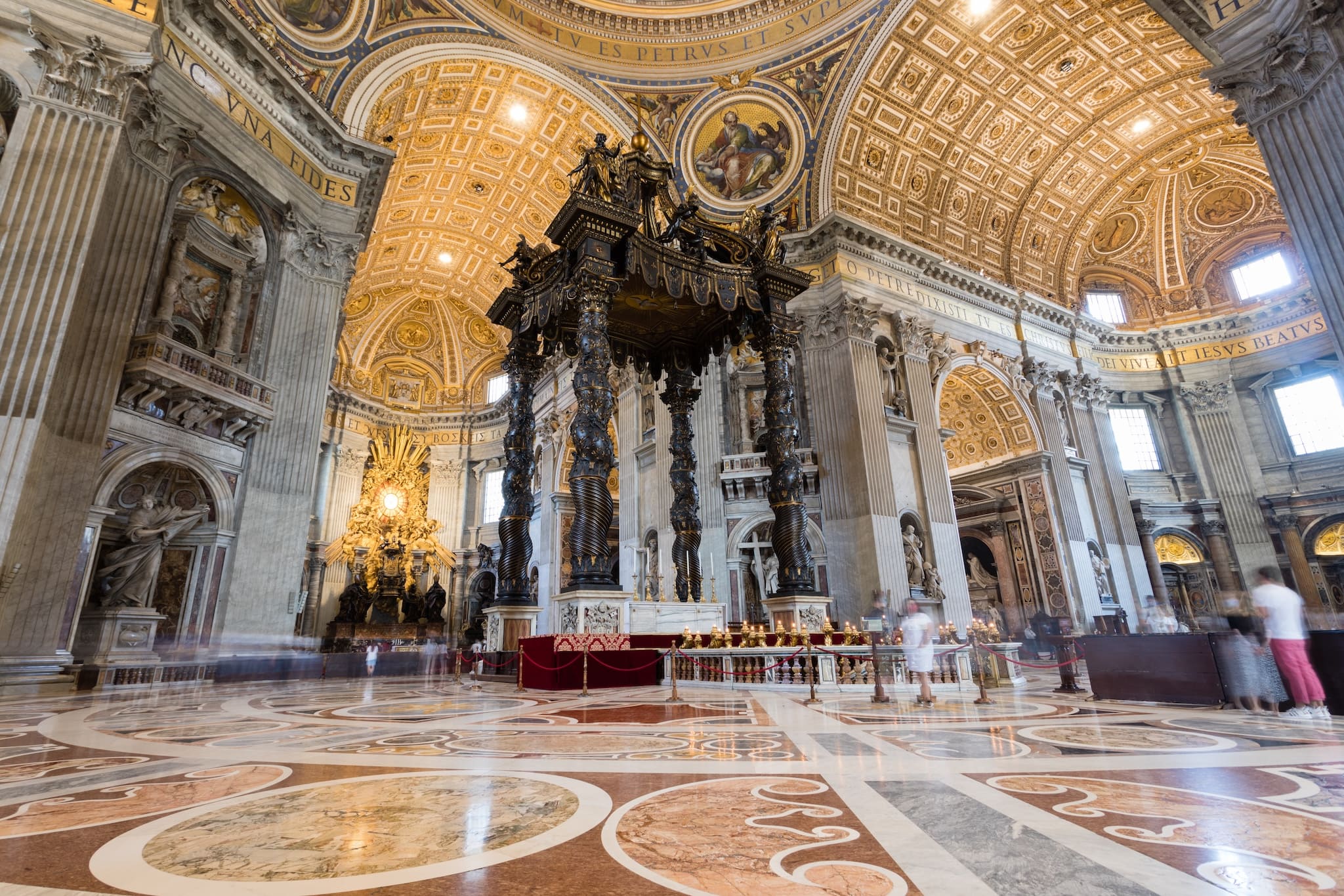 Petersdom innen Hauptschiff goldener Baldachin