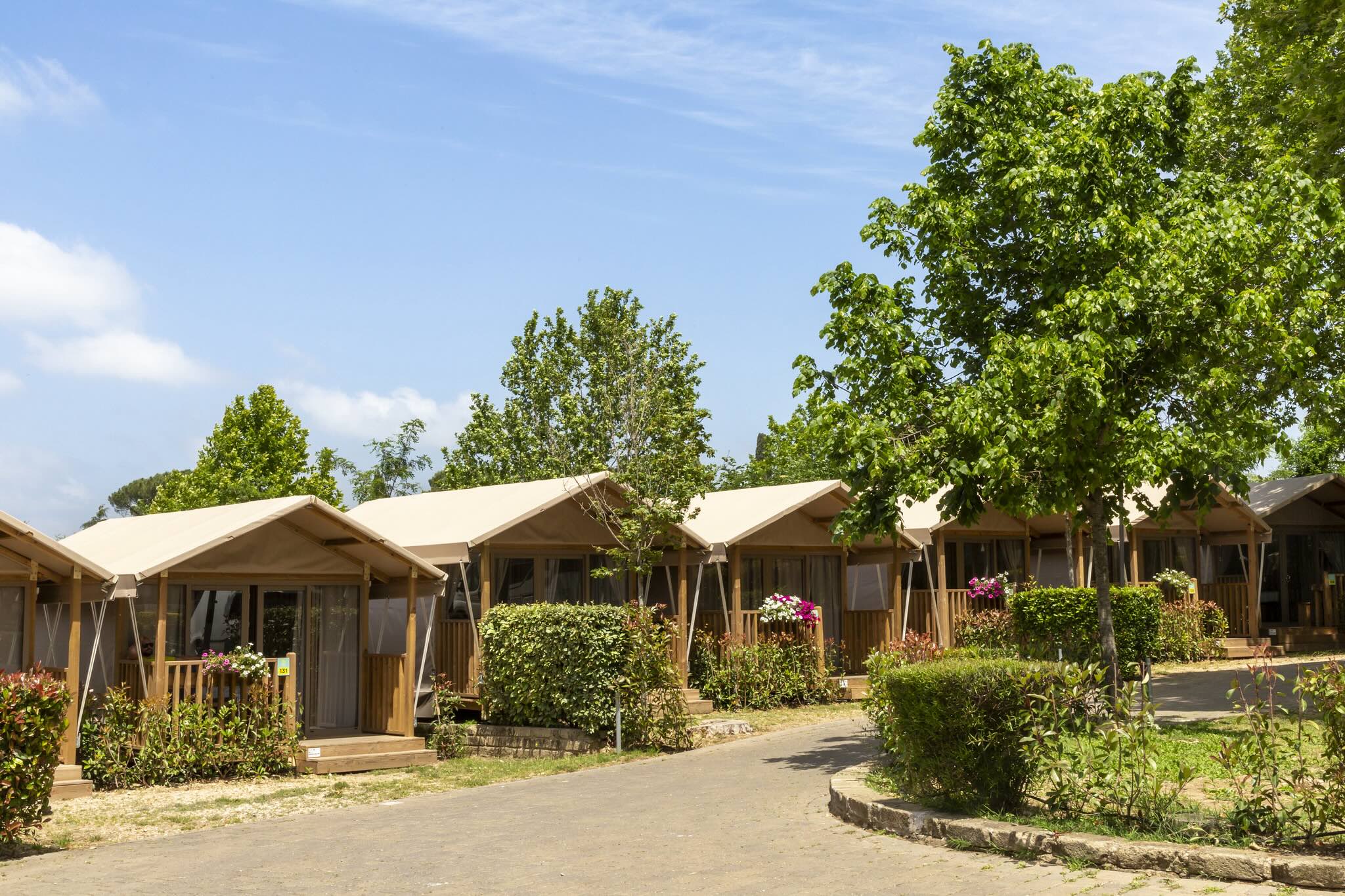 Moderne Glamping-Zelte im Hu Roma Camping in Town