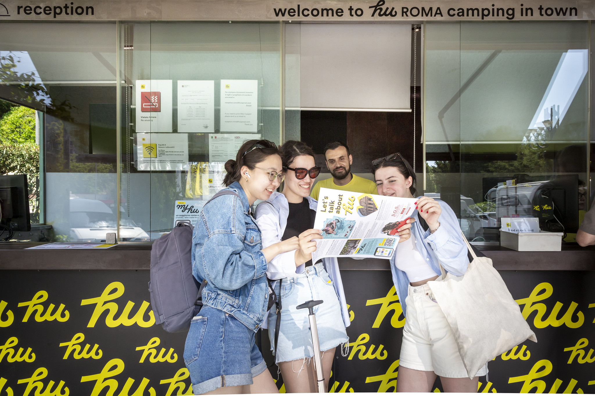 Moderner Empfangsbereich des hu Roma Camping in Town in Rom