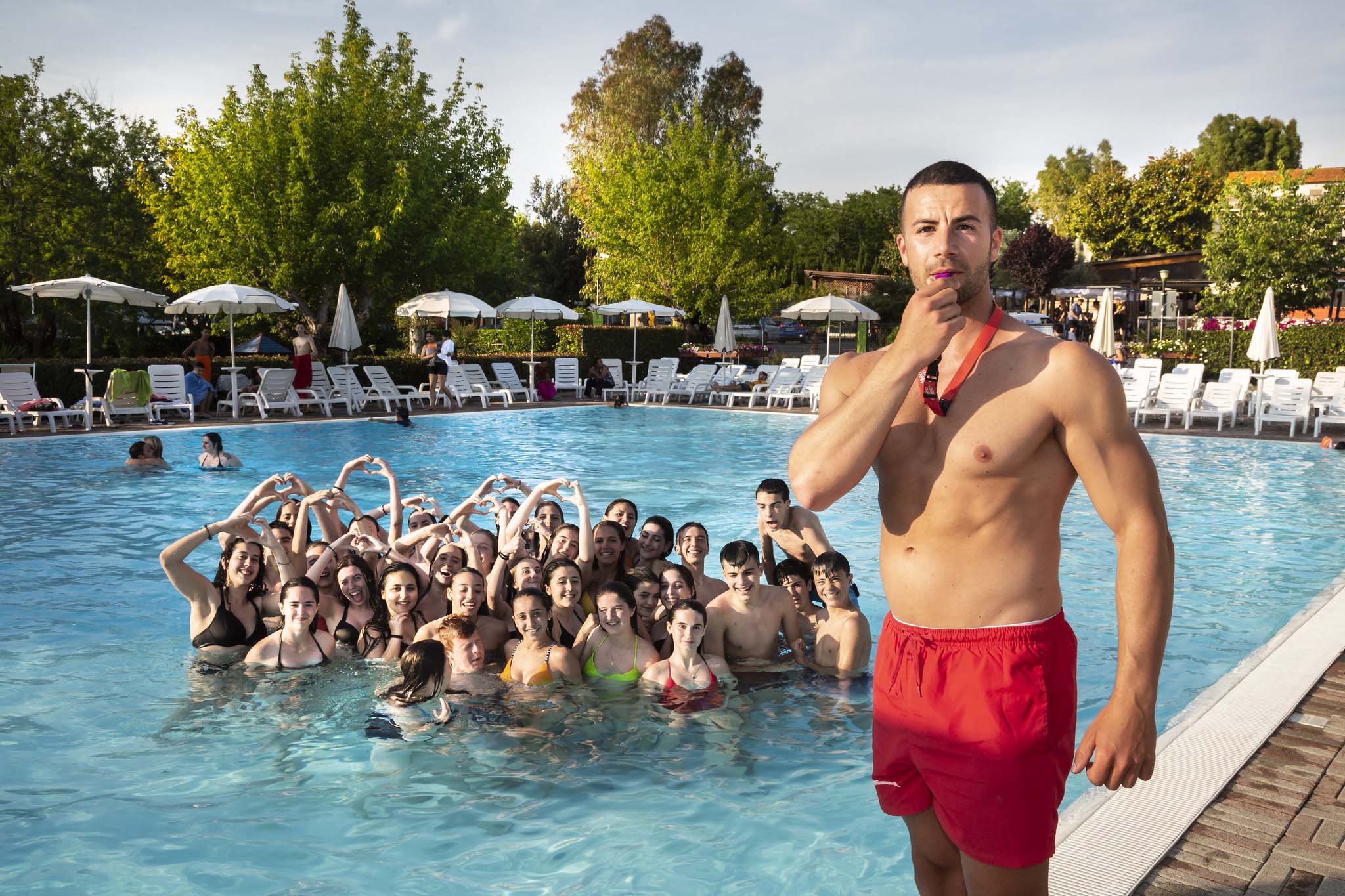 Ragazzi in piscina al Roma camping village