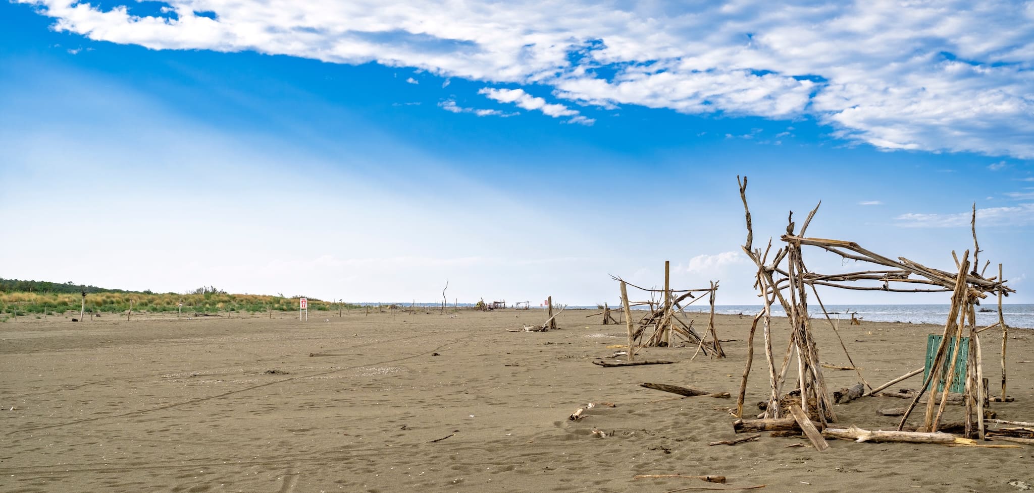 Strand von Sottomarina mit dunklem Sand