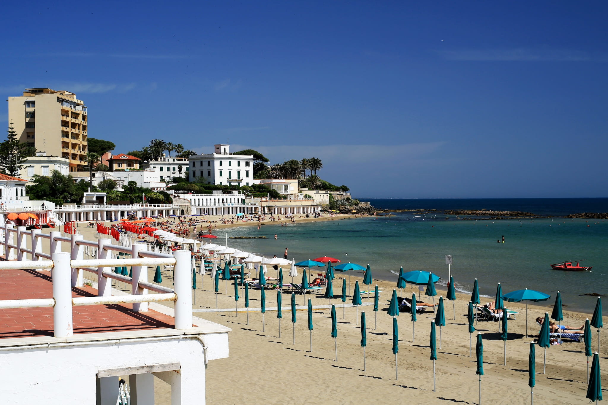 Gezinnen op het strand van Santa Marinella met parasols en ligbedjes
