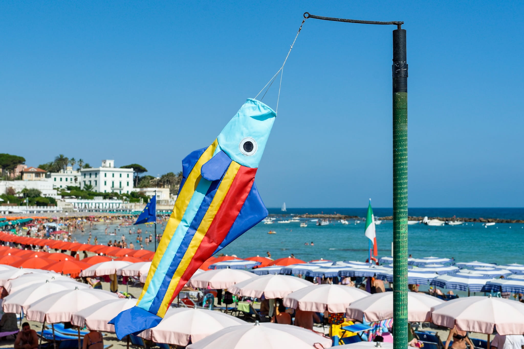 Druk strand van Santa Marinella in de zomermaanden