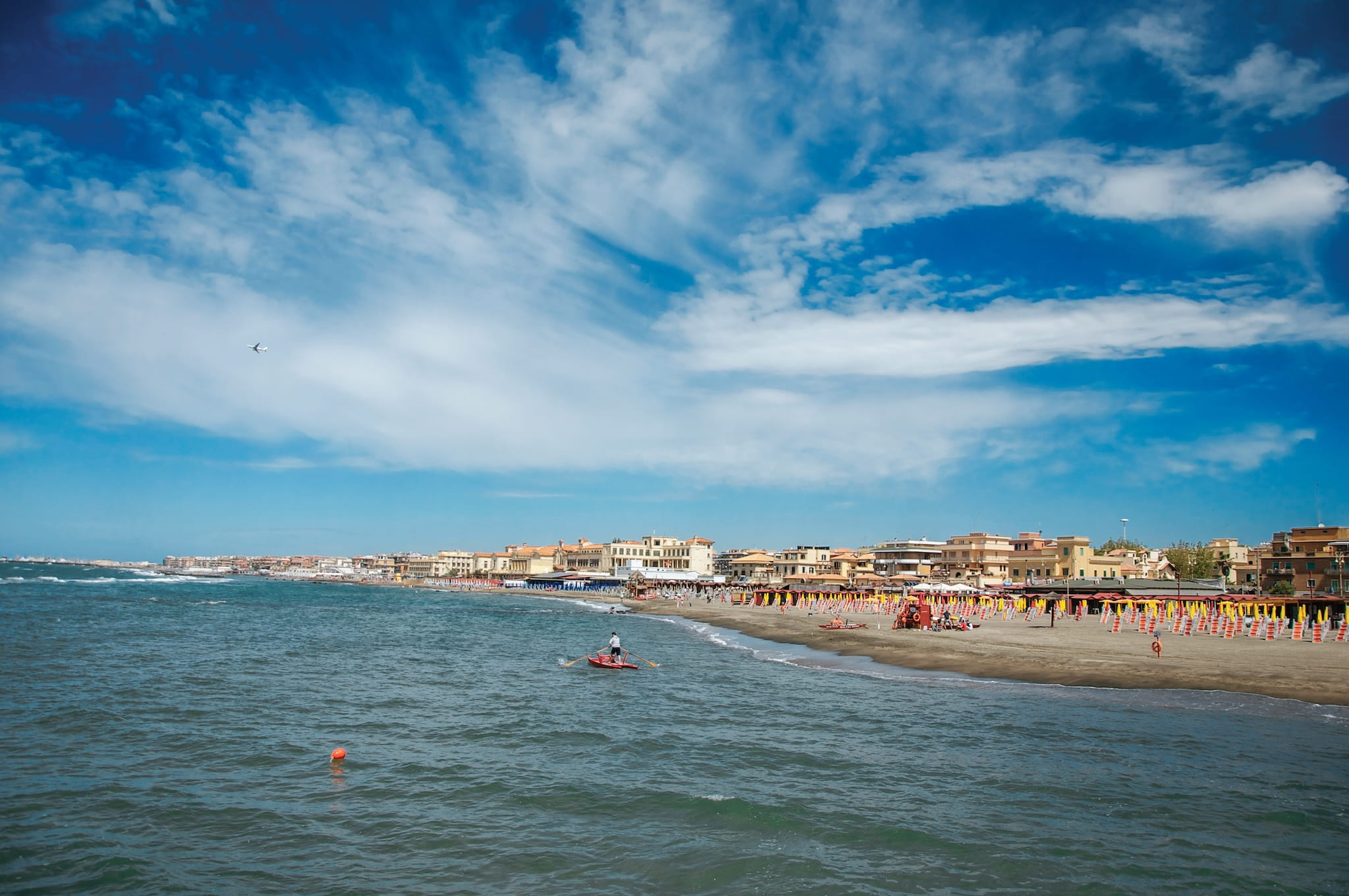 Ostia Lido strand bij Rome met strandtenten en zwemmers