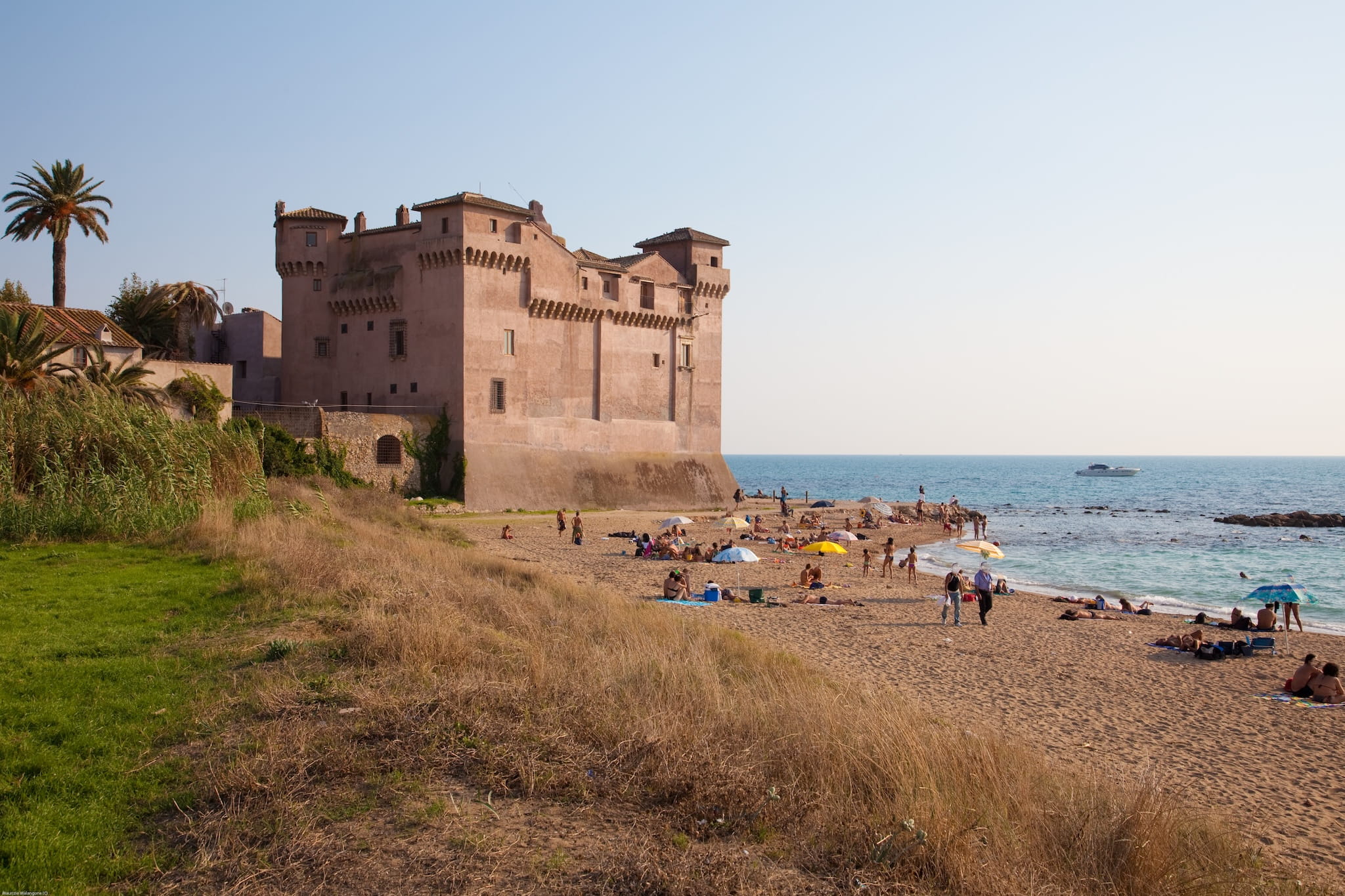 Middeleeuws kasteel Santa Severa aan het strand bij Rome