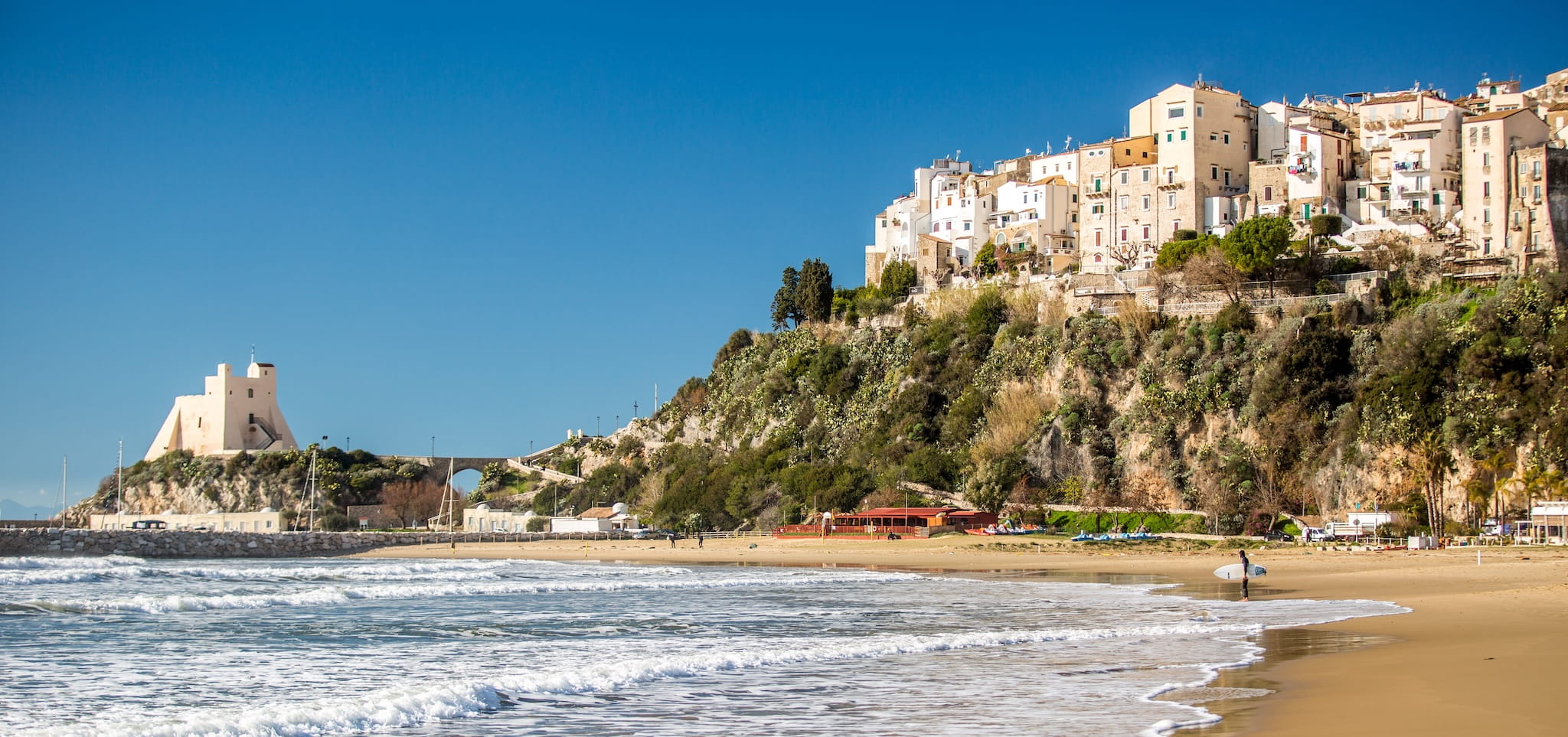 Sperlonga strand met wit zand en pittoresk dorp op de achtergrond