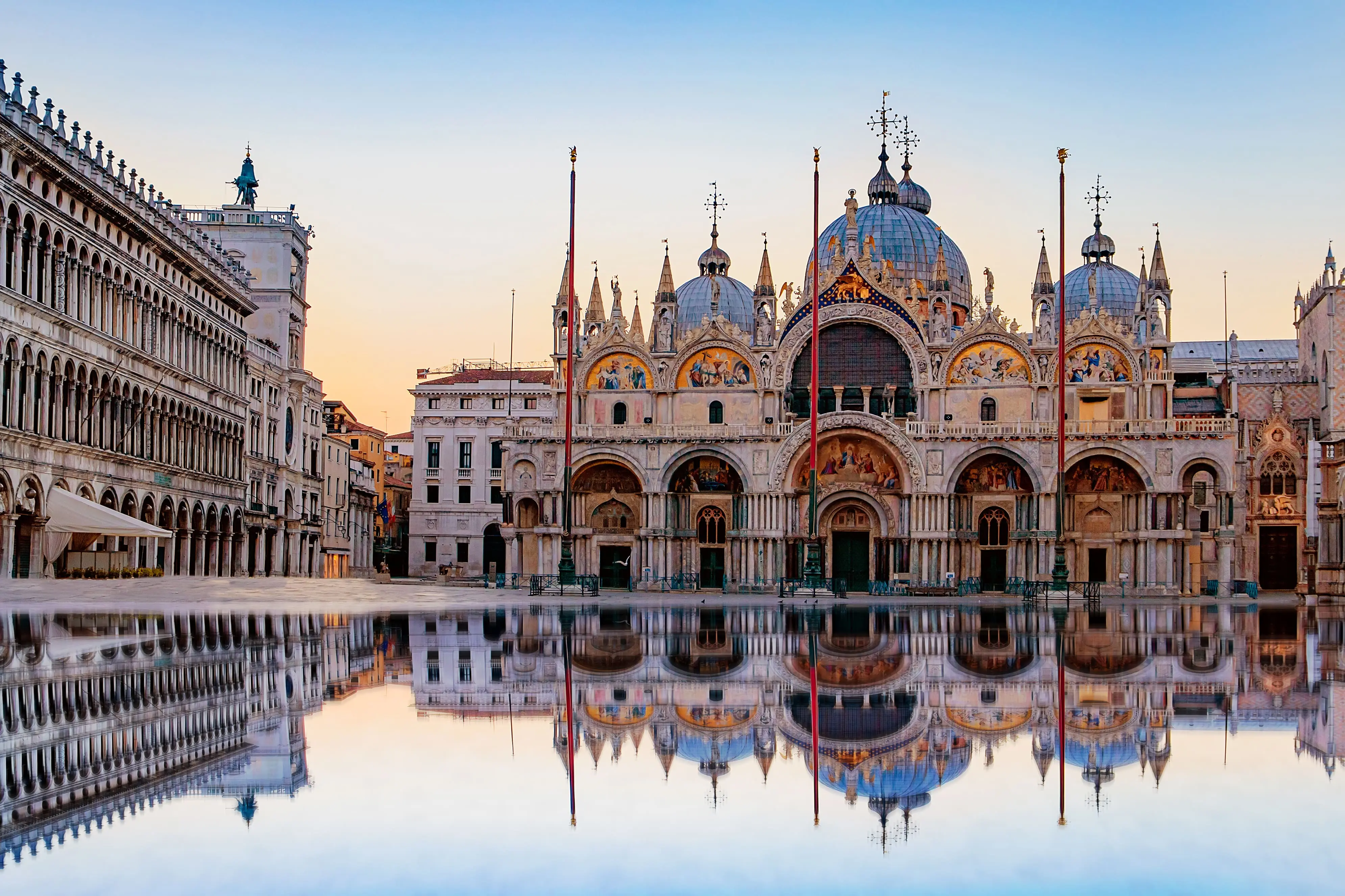 Markusplatz in Venedig am frühen Morgen ohne Menschenmassen